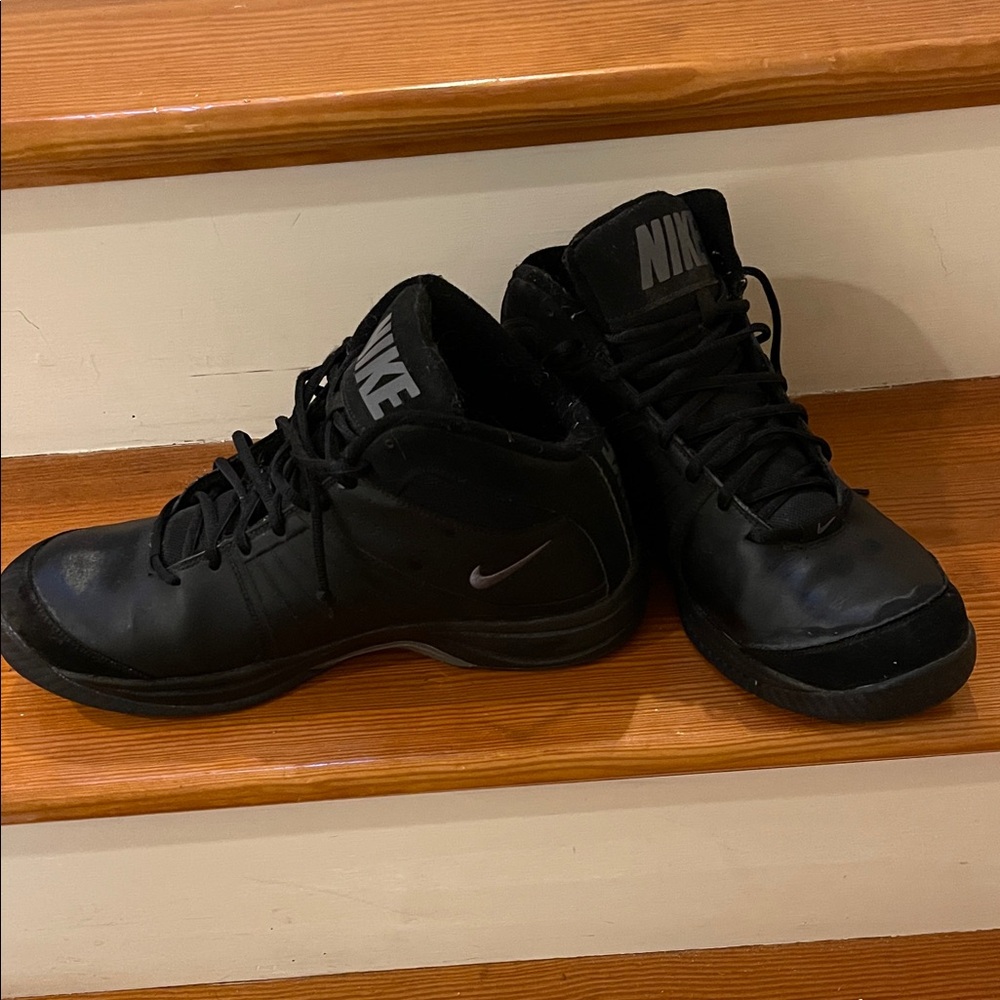 Nike Men's Black and Gray Athletic Shoes